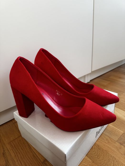 Червоні лодочки на каблукух