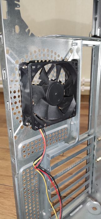 Надійний корпус ATX з DVD-приводом та охолодженням