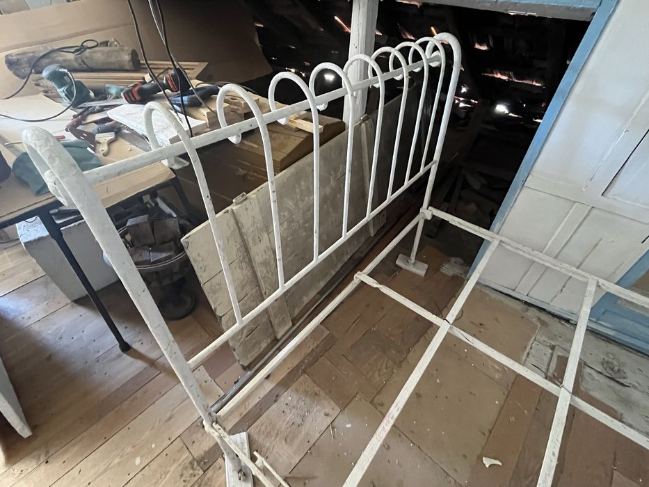 Cama de ferro antiga