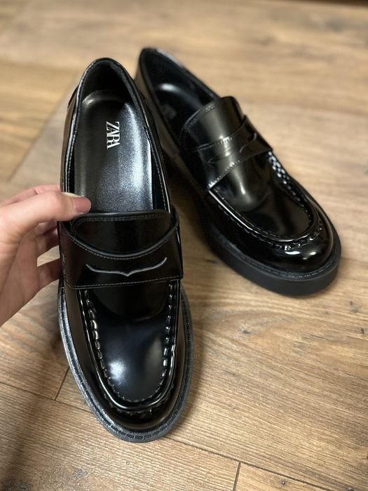 Lakierowane mokasyny z paskiem Zara czarne