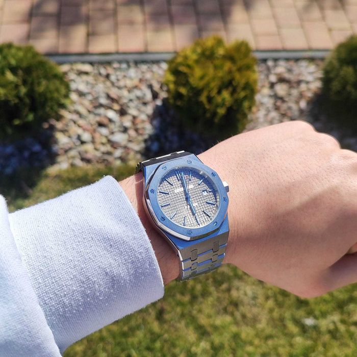 Zegarek męski  ZAWIERA PUDEŁKO oraz inne akcesoria.