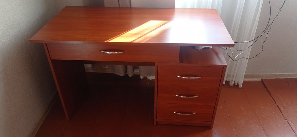 Стіл письмовий в гарному стані.