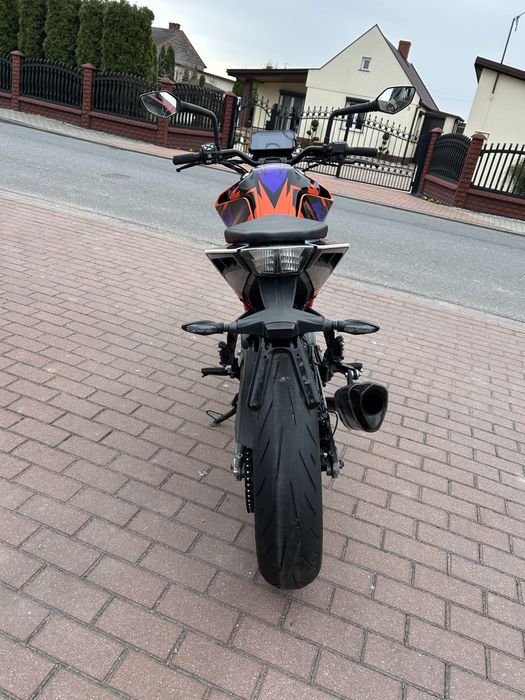 Ktm duke 125.