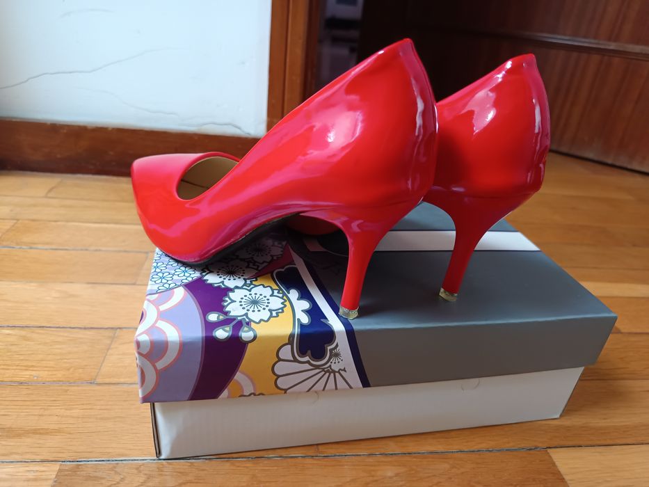 Sapatos vermelhos de verniz novos