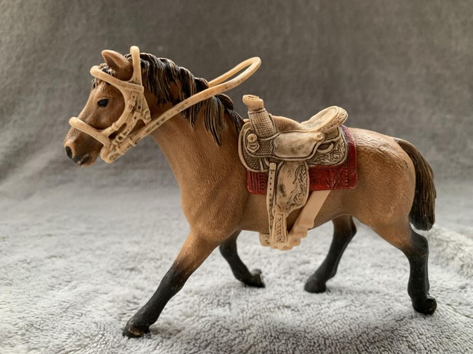 Konie Schleich 3 sztuki  + dwóch jeźdźców