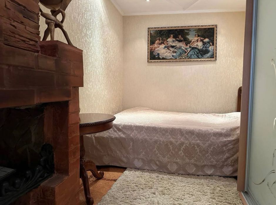 Одна кімната в оренду в центрі (тільки для дівчат)