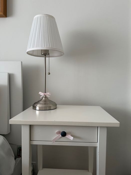 Mesa de cabeceira e candeeiro IKEA