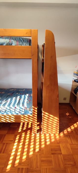 Beliche e estante em Cerejeira (bom estado)