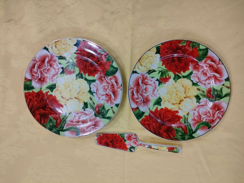 Conjunto de 2 pratos com pá em porcelana, com desenho paeonias.