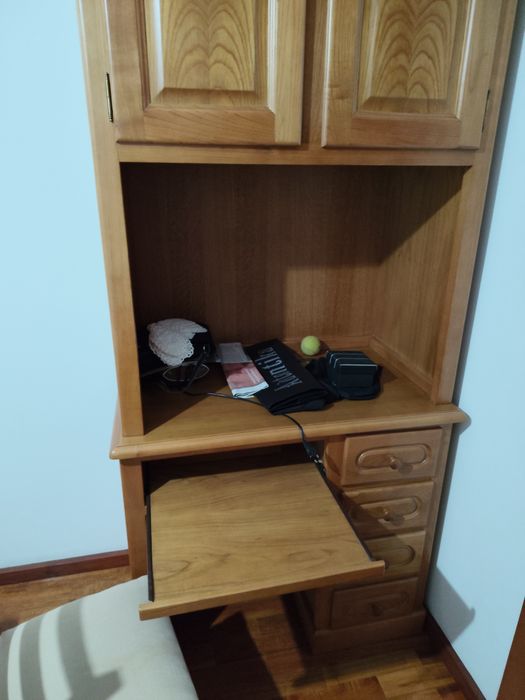 Quarto com móveis de apoio