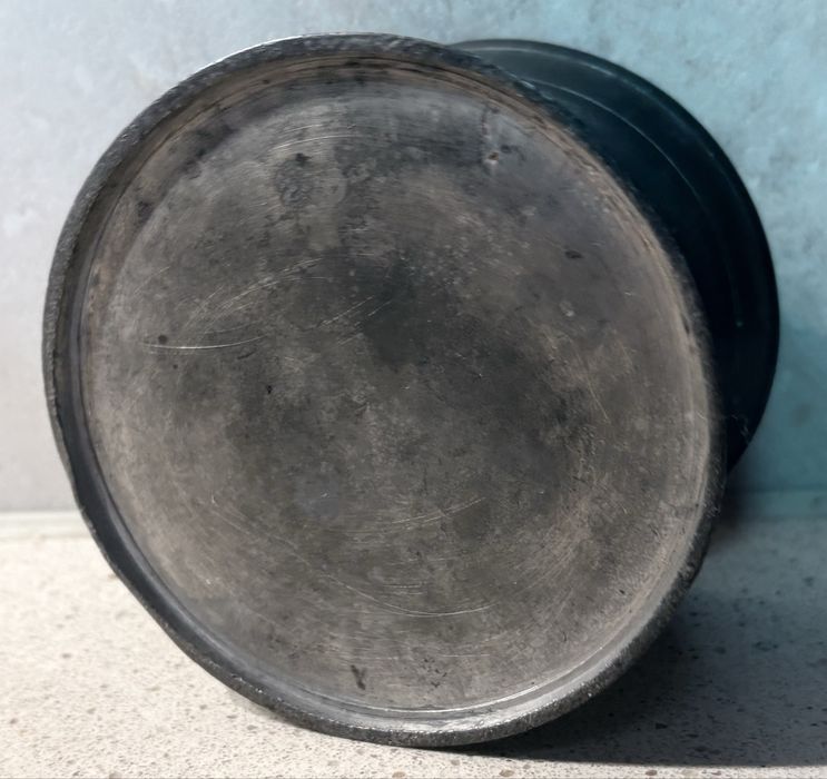 Antiguissimo areeiro de mesa secretária em estanho