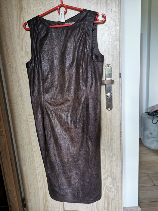 Sukienka firmy Zara rozmiar M brązowa 
Elegancka - kolor brązowy, nie