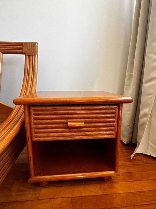 Cama e mesinhas de cabeçeira