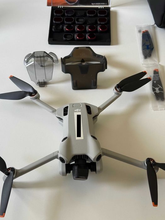 Drone DJI Mini 4 PRO Fly More Combo + Filtros Freewell