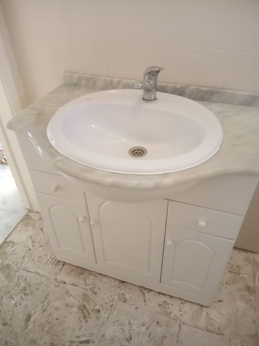 Armário de WC com lavatório e pedra mármore cinza