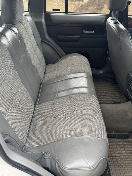 Джип чероки.