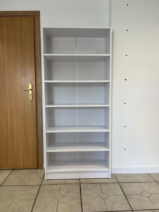 Regał z regulowanymi półkami