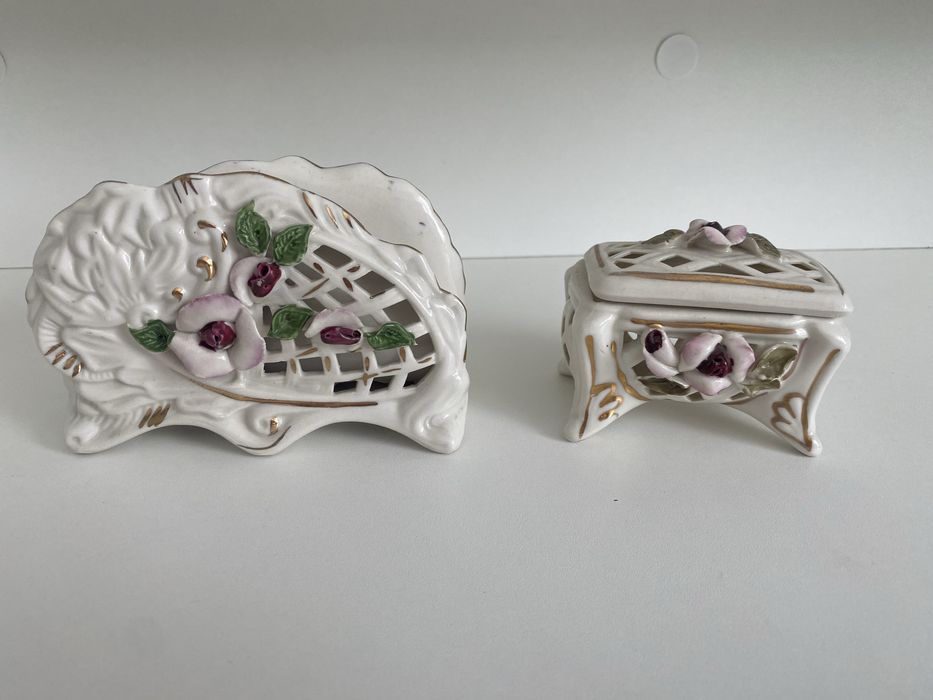 Dwie rzeczy z ażurowej porcelany
