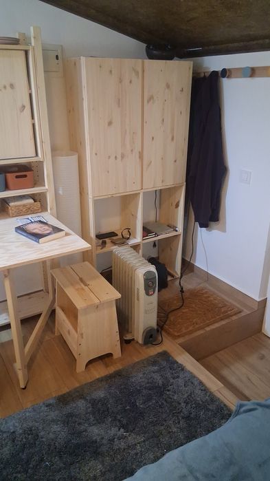 Arrenda-se T0, espaço muito pequeno, colado a moradia.