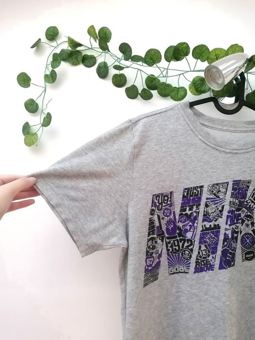 T-shirt Cinzenta com Logo Roxo