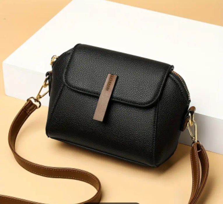 Чорна міні-сумочка крос боді.