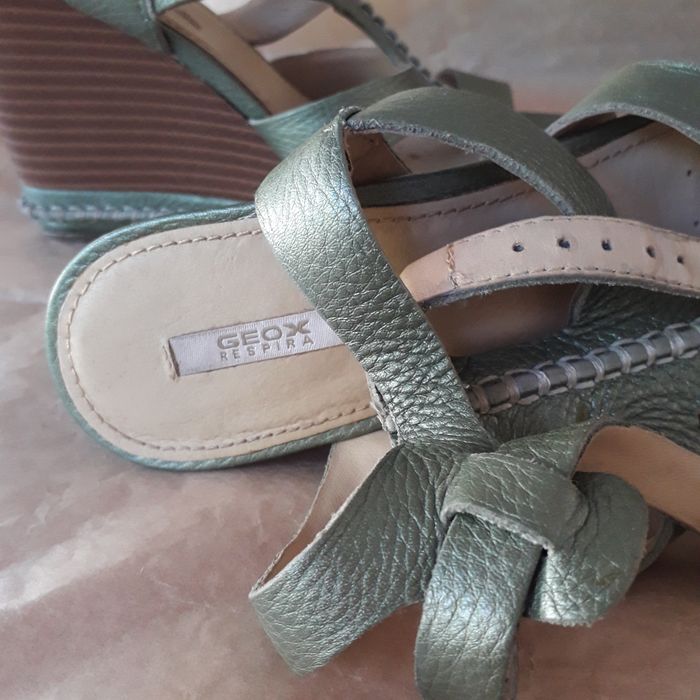 Sandálias Geox, em pele verde, impecáveis.