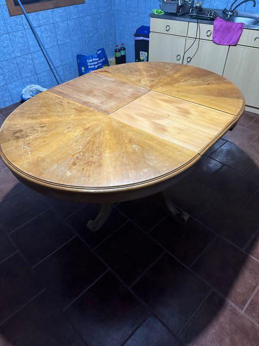 Mesa de jantar em bom estado