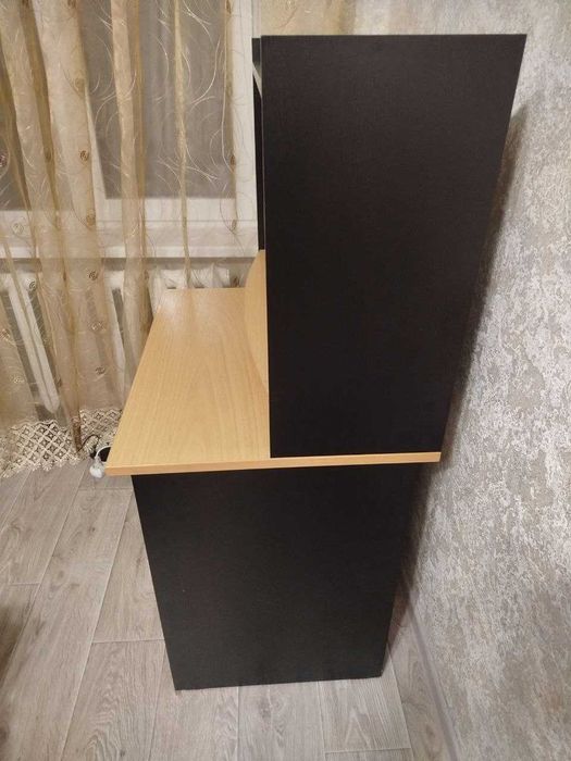 Комп'ютерний стіл