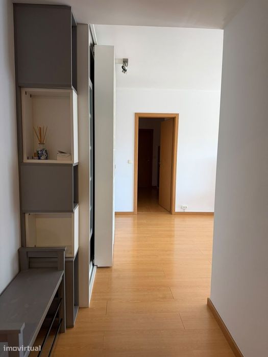 Apartamento T2 com Varanda e Garagem em Telheiras