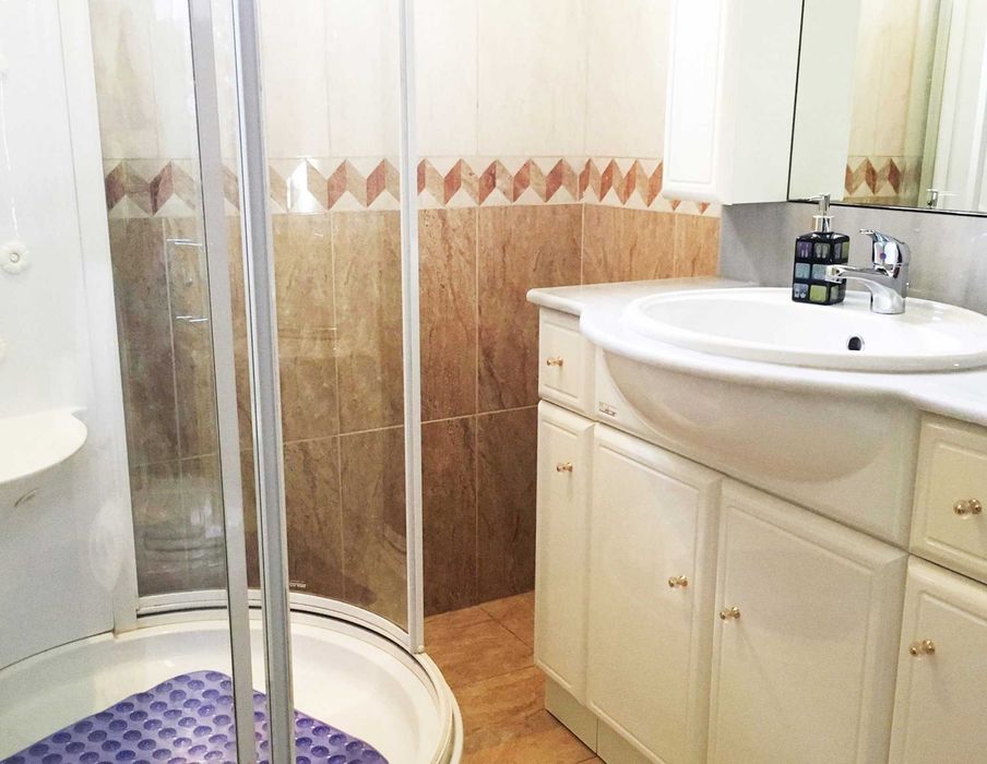 Apartamento com 1 quarto, sala, cozinha, jardim e estacionamento