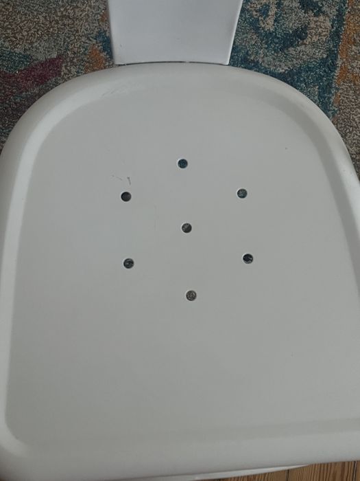 Cadeira de metal em branco