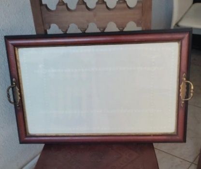 Tabuleiro com pano de linho e bordados em bainha aberta