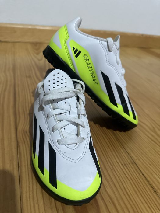 Ténis de futebol adidas .