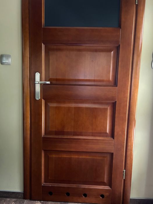 Wewnętrzne nowe drzwi drewniane
