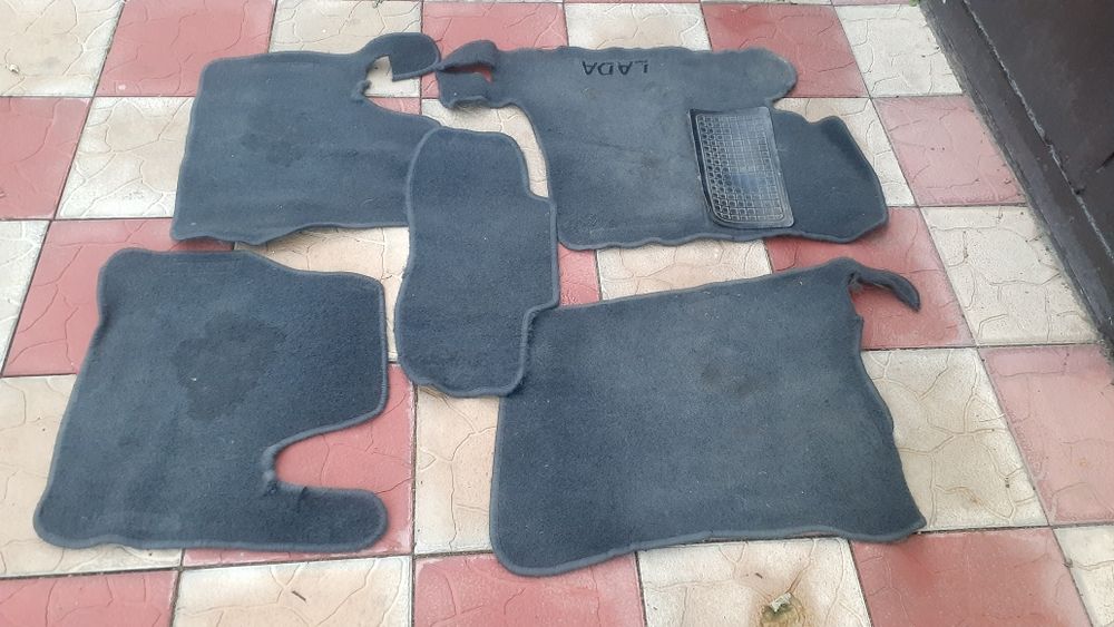 Комплект ворсових килимків чорного коліру з логотипом на ваз 2110,11,1