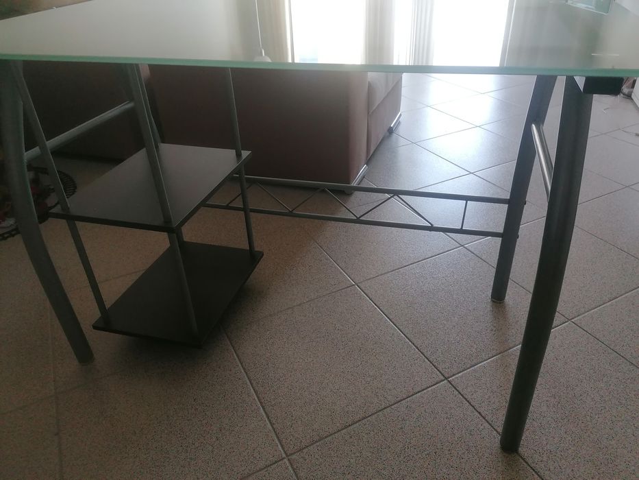 Secretaria com tampo em vidro temperado fosco