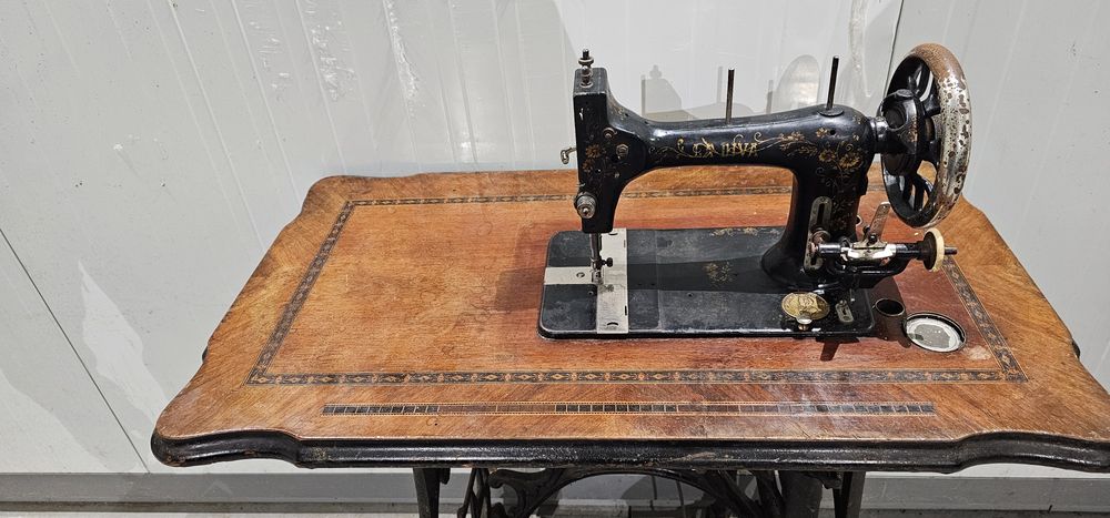 Máquina de Costura Antiga