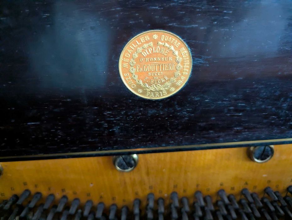 Piano Elcké Paris -Edição Gouttiere série 14752 com banco incluído