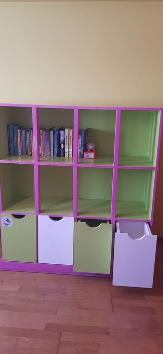 Quarto de criança – Cama, estante e trave removível