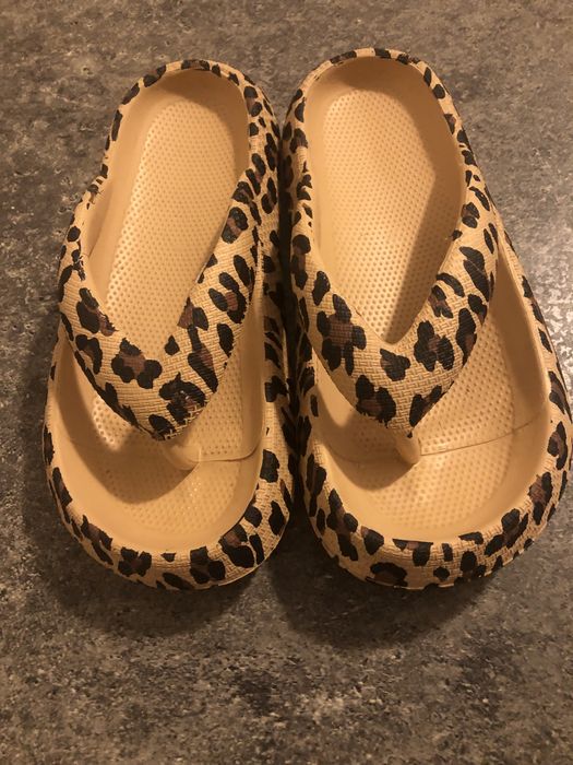 Chinelos de enfiar no dedo, leopardo com altura