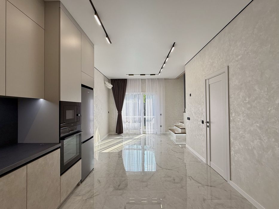 Таунхаус з новим ремонтом , 2 кімнати + кухня-студія