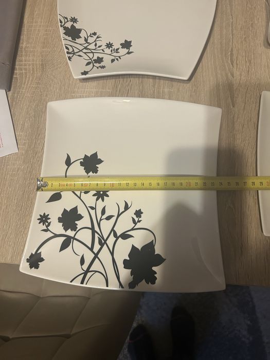 Piekny ceramiczny serwis obiadowy