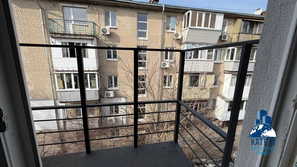 Сертифікат Ваучер + Продаж 1 кімнатна квартира ЖК клубний будинок частковий ремонт Центр Поля Грушевського