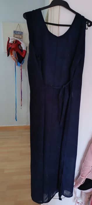 Vestido comprido azul escuro com desenhos dourados, usado