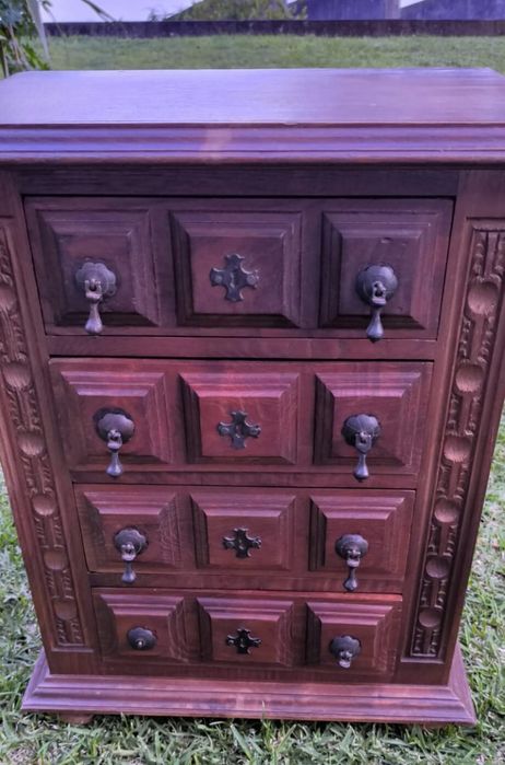 Móvel camiseiro quatro gavetas em madeira maciça de castanho