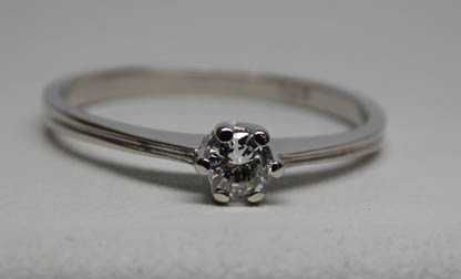Pierścionek z diamentem brylant 0,13 ct. Białe złoto.