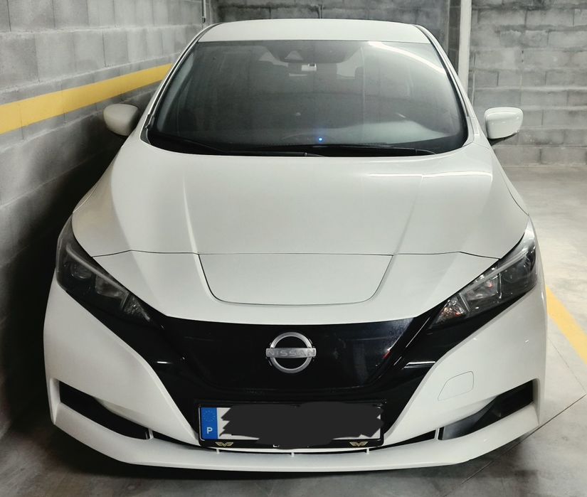 Carro Nissan Leaf 100% elétrico, ano 2023, em excelente estado geral, com apenas 13.000 km.