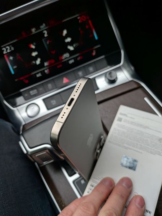 iPhone 15 pro 256 natural titanium