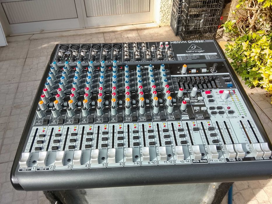 Mesa de mistura passiva como nova e com efx bom som.