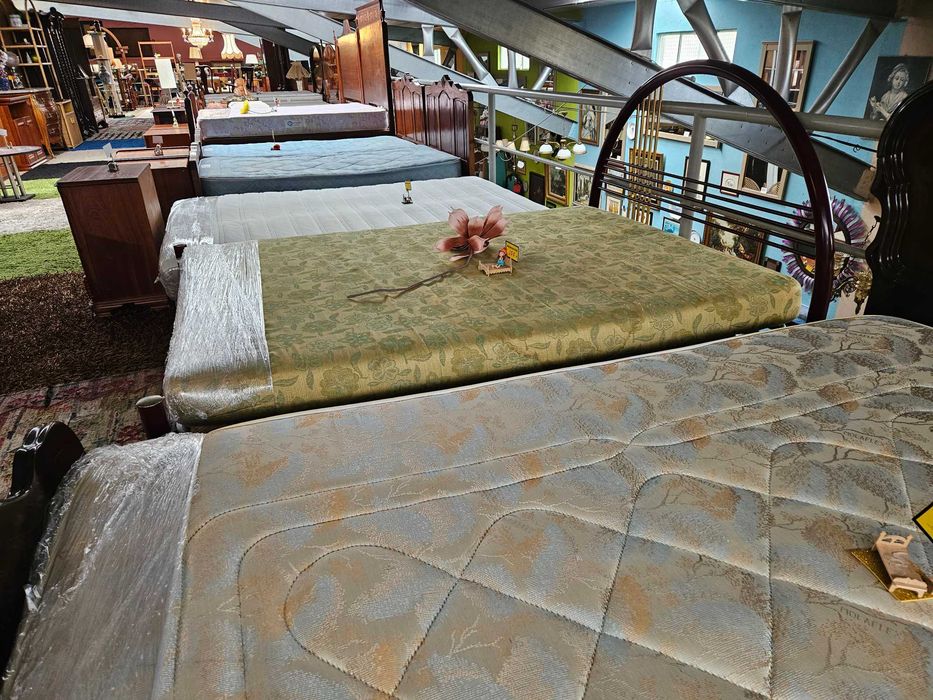 Cama em ferro com estrado e colchão - Bom estado geral
